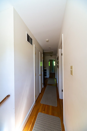 8610ClydesdaleRd_secondfloorhall