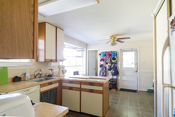 8610ClydesdaleRd_kitchen 2